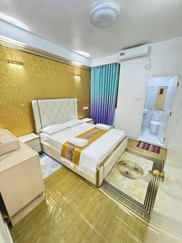Male Apartment | Ontrack Travel - room