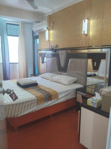 Male Apartment | Ontrack Travel - room