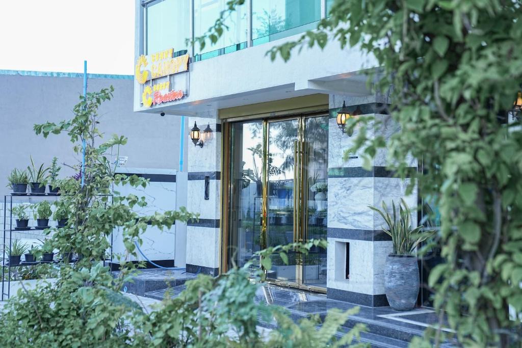 Farukolhufushi Island House | Sunny Canopy