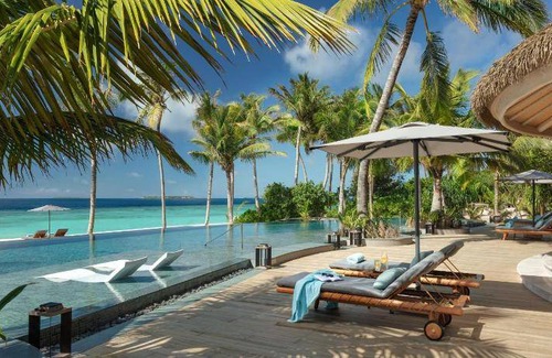 Raa Atoll Resort | 491 m² Resort ∙ 4 bedrooms ∙ 11 guests