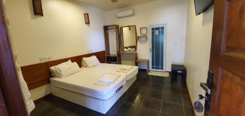 Thulusdhoo Island House | Surf Deck