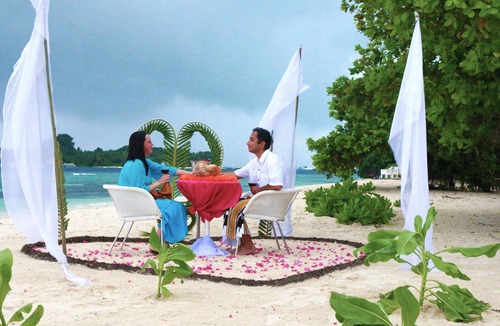 Rasdhoo House | Aloha Rasdhoo, located 5 minutes walk away from the private beach.