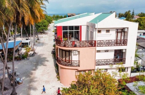 Kuda Huraa House | Charming Double room in Huraa Guesthouse with AC and wifi