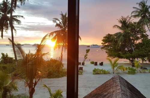 Dhangethi Bed & Breakfast | Luxe Seaview - Beachfront villa in Dhangethi (bnb)