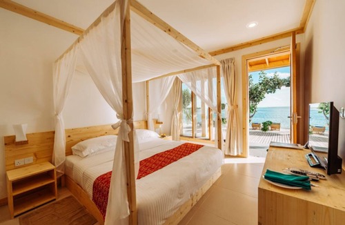 Maradhoo Hotel | Luxurious room with Private Beach Access and Breathtaking Views from Your Bed