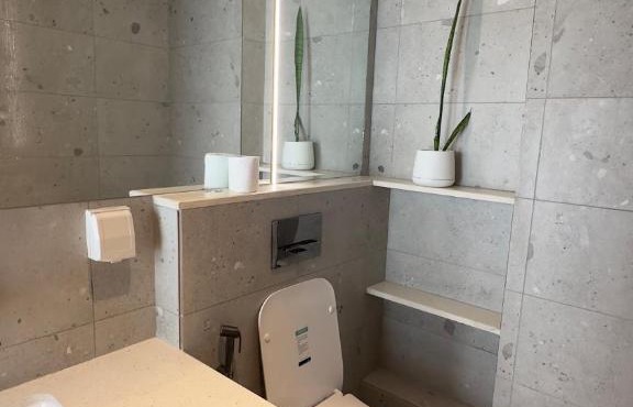 Luxury comfy 1 Room with pool near airport
