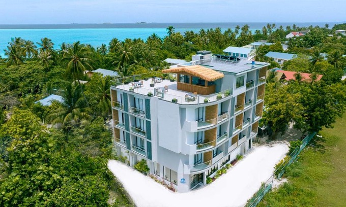 Dhigurah Hotel | Whaleshark Beach