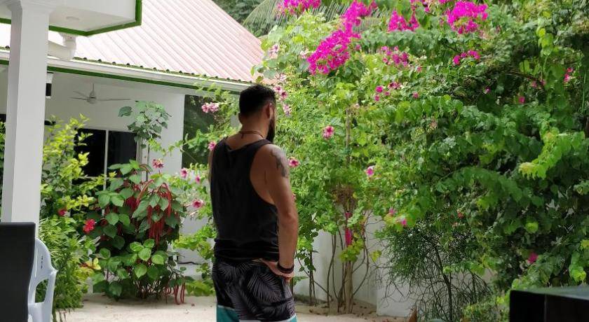 Photo of Human In Picture in Thoddoo