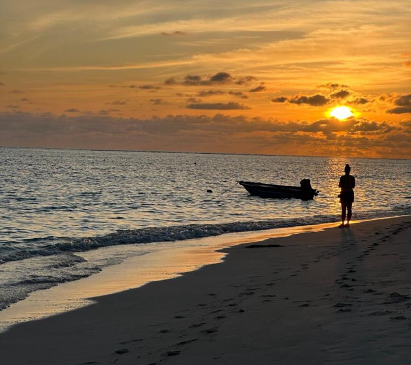 Photo of Human In Picture in Thoddoo