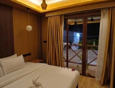 Deluxe Double Room with Side Sea View