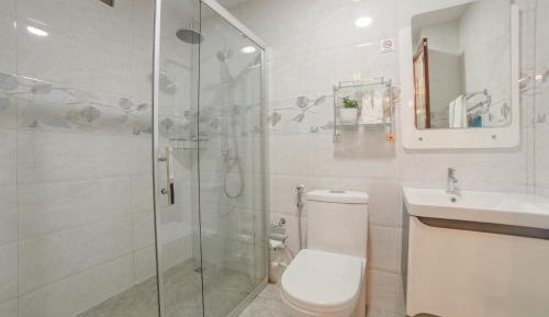 Deluxe King Room with Partial Sea View & Balcony (Free Return Airport Transfer)
