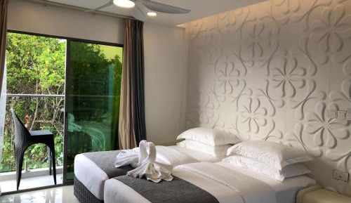 Deluxe Double Room with Balcony and Sea View