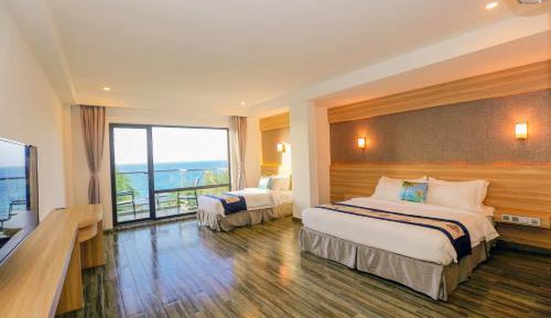 Deluxe Family Room with Balcony and Seaview