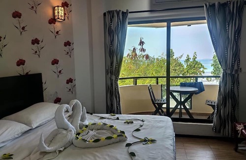 Dhiffushi Hotel | Crown Beach Villas