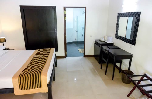 Emboodhoo Hotel | Embudu Village