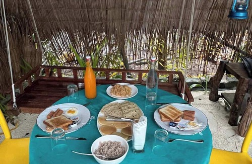 Omadhoo House | swims maldives
