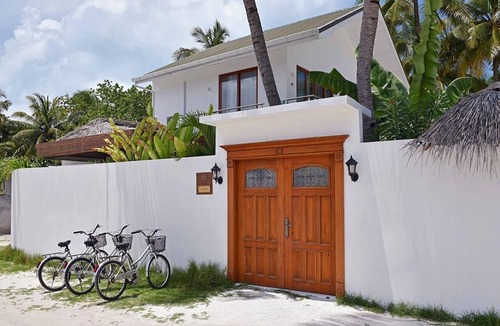 Dhiffushi House | Beachfront Villa - 40 Minutes Speedboat from Male/Airport